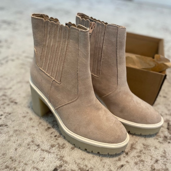 Oasis Soviet Anastasia Cream Lug Chelsea Boot - Picture 9 of 9